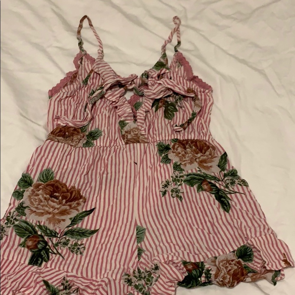 Adorable romper - Picture 2 of 2